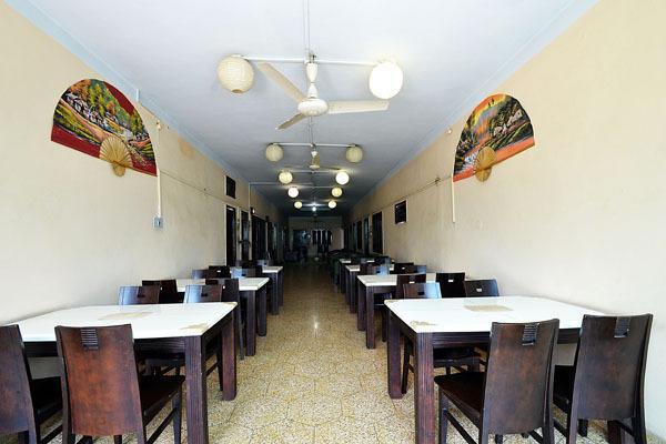 Hotel Ajaya Varanasi Bagian luar foto