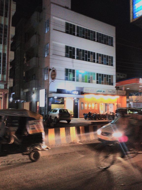 Hotel Ajaya Varanasi Bagian luar foto