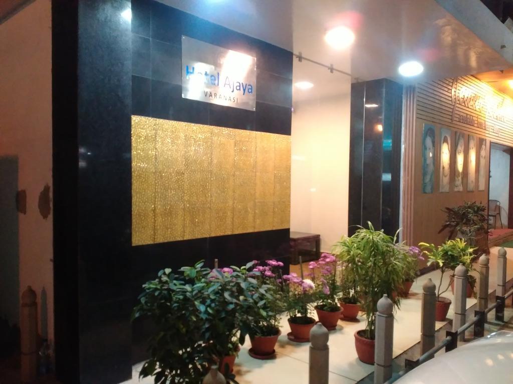 Hotel Ajaya Varanasi Bagian luar foto