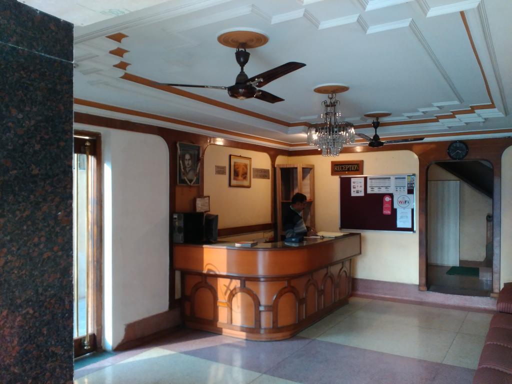 Hotel Ajaya Varanasi Bagian luar foto