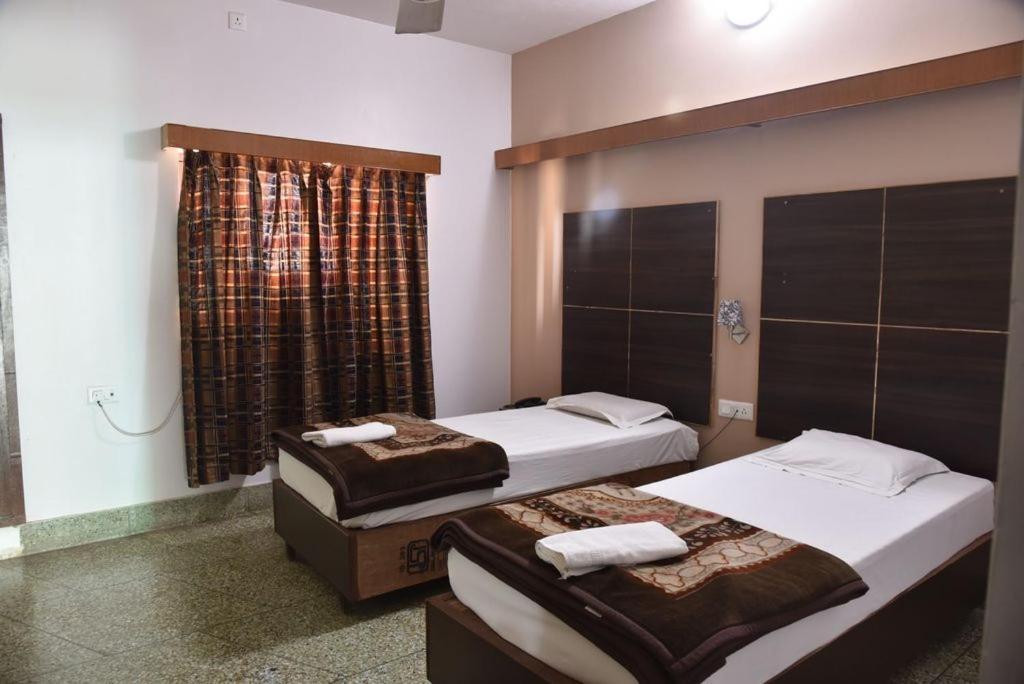 Hotel Ajaya Varanasi Bagian luar foto
